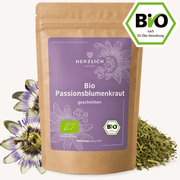 Bio Passionsblumenkraut Tee – getrocknet und geschnitten, abgebildet mit einem nachhaltigen Kraftpapierbeutel von Herzlich Natur und einem Häufchen des losen Krauts davor. Ideal für Kräutertee, plastikfrei verpackt, naturbelassen und aus kontrolliert biologischem Anbau.