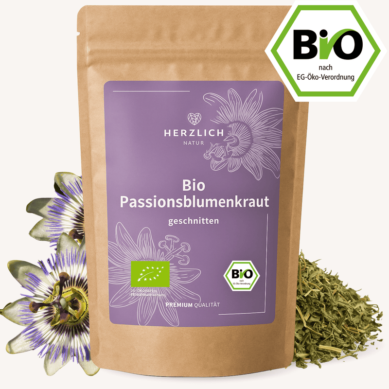 Bio Passionsblumenkraut Tee – getrocknet und geschnitten, abgebildet mit einem nachhaltigen Kraftpapierbeutel von Herzlich Natur und einem Häufchen des losen Krauts davor. Ideal für Kräutertee, plastikfrei verpackt, naturbelassen und aus kontrolliert biologischem Anbau.
